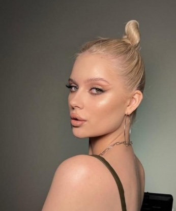 Мои услуги стильны и разнообразны 💋 Я готова исполнить все твои сексуальные фантазии и подарить тебе незабываемый опыт. Со мной ты сможешь насладиться полной расслабленностью и жаркими страстными моментами. Прочитай отзывы о моей работе и увидишь, что я истинная профессионалка в своем деле 😍 Живу в Москве, и могу быть твоей путаной в этом разнообразном городе 🌃 Жду тебя, милый, чтобы создать вместе незабываемые воспоминания! 😘 Фото со мной прилагаются 📸 Натальяна